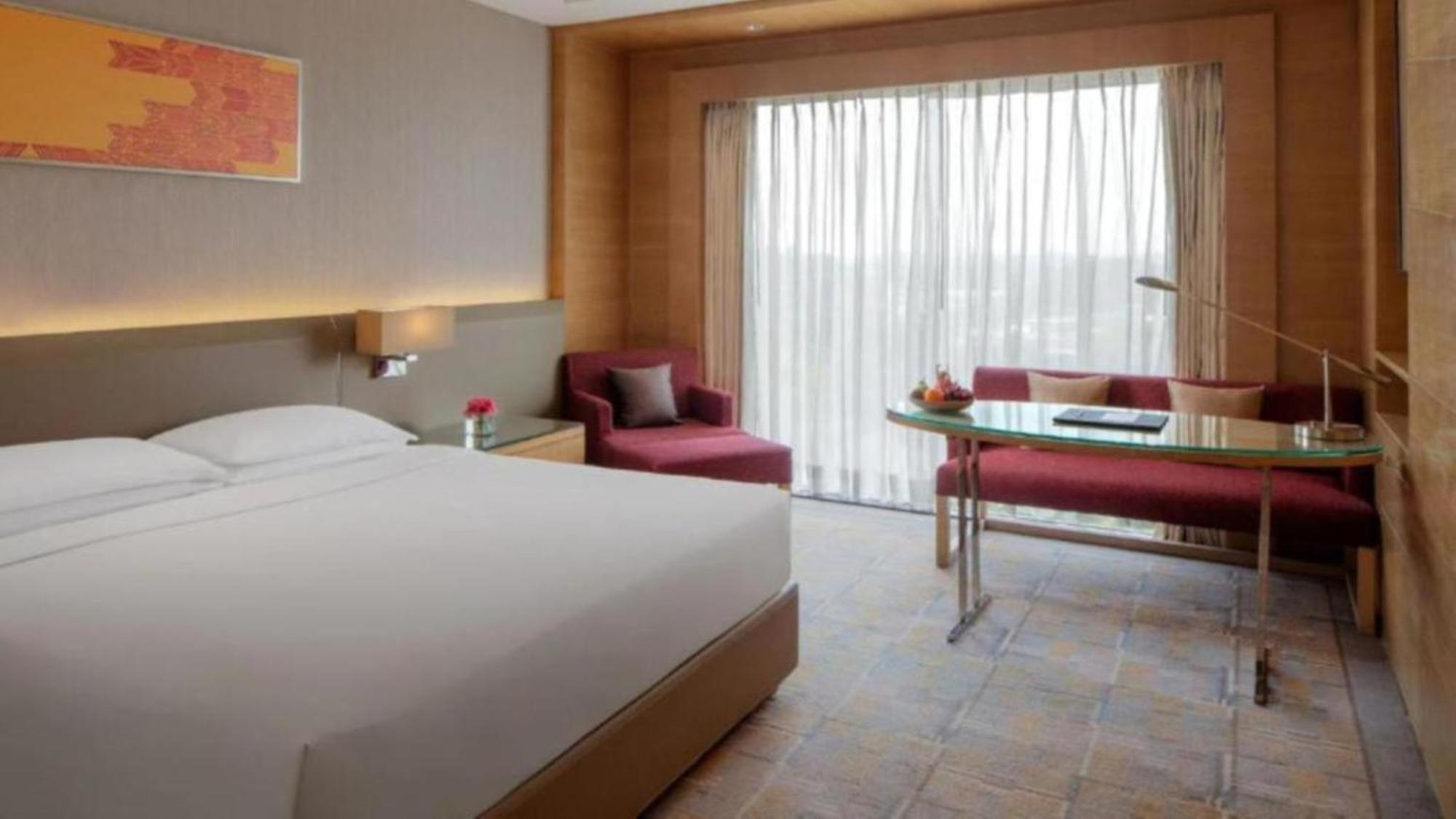 Seven Near Delhi Airport 4*
