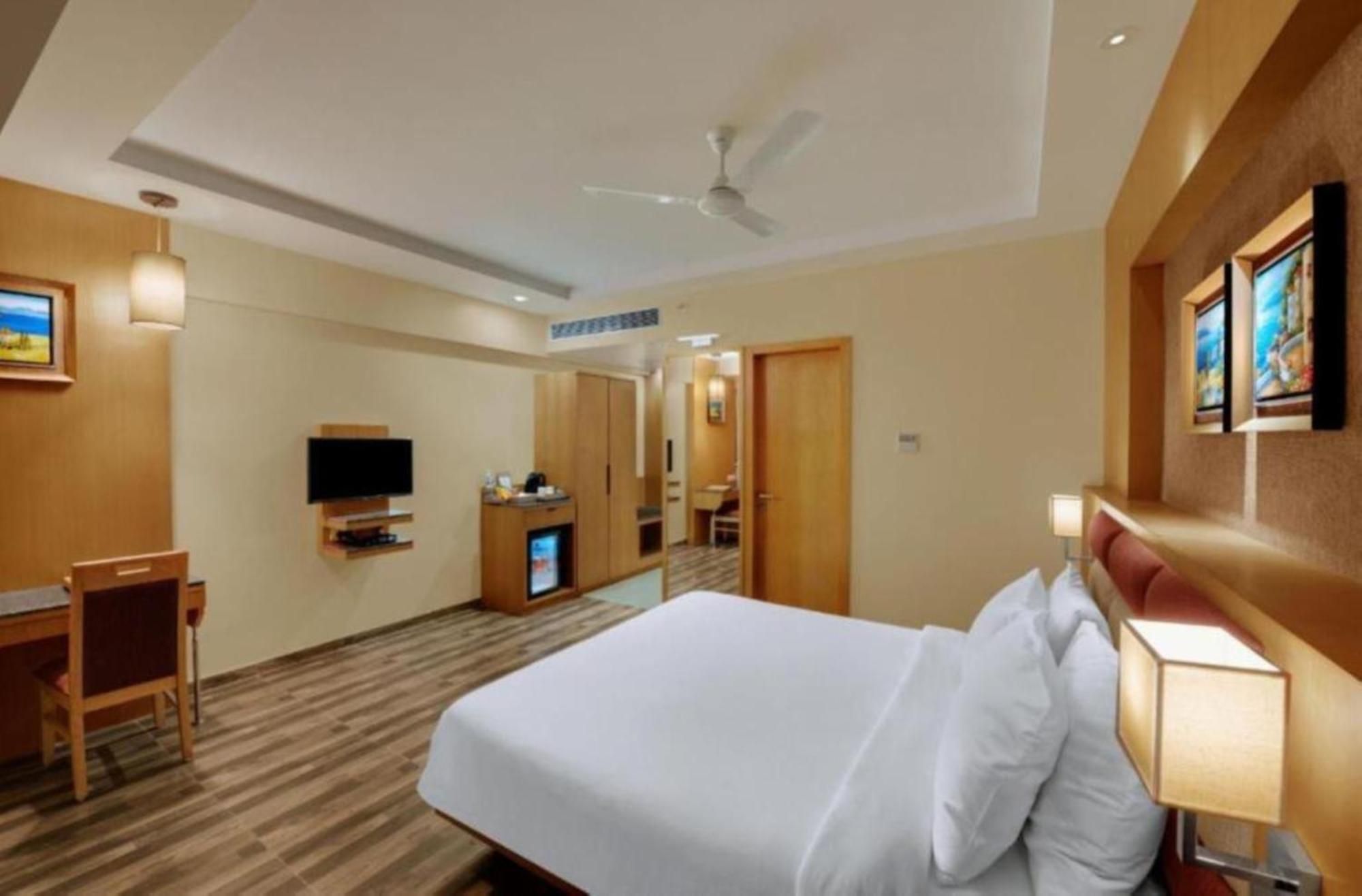 Seven Near Delhi Airport Hotel 4*