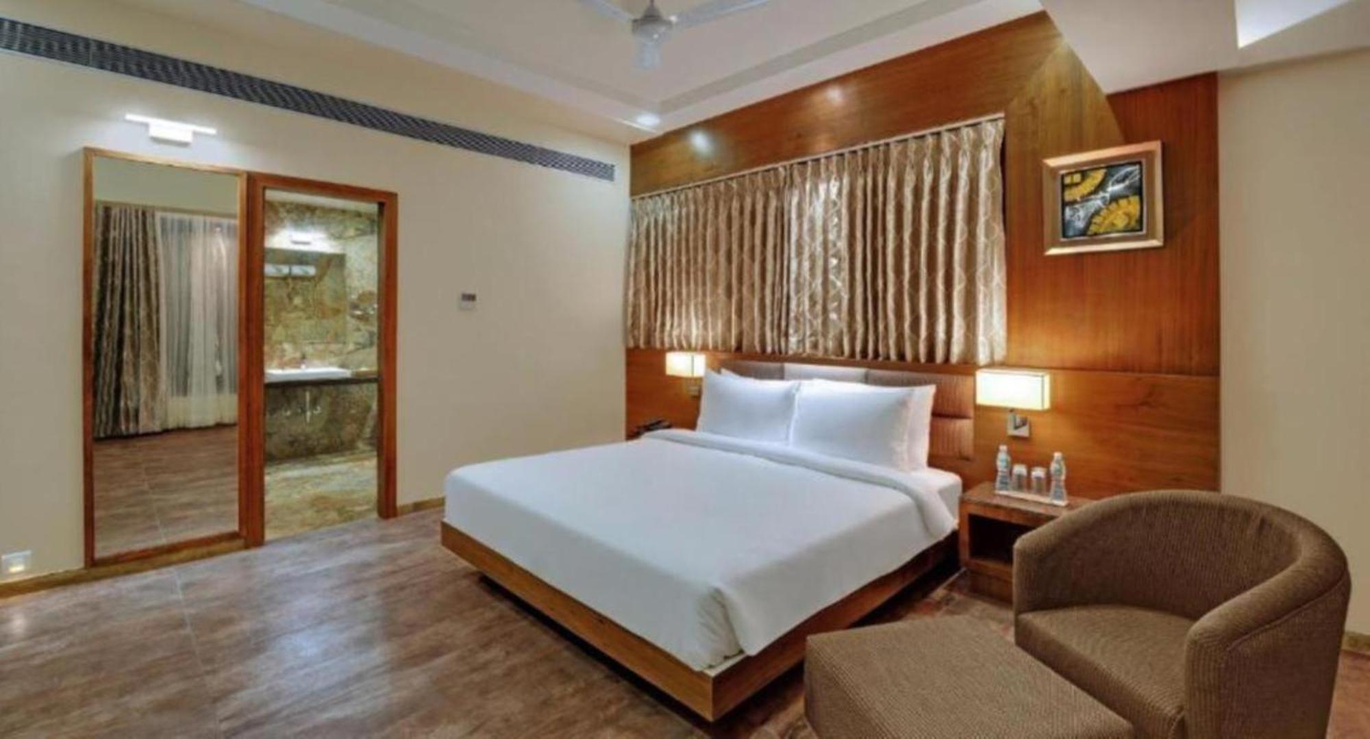 Seven Near Delhi Airport 4*