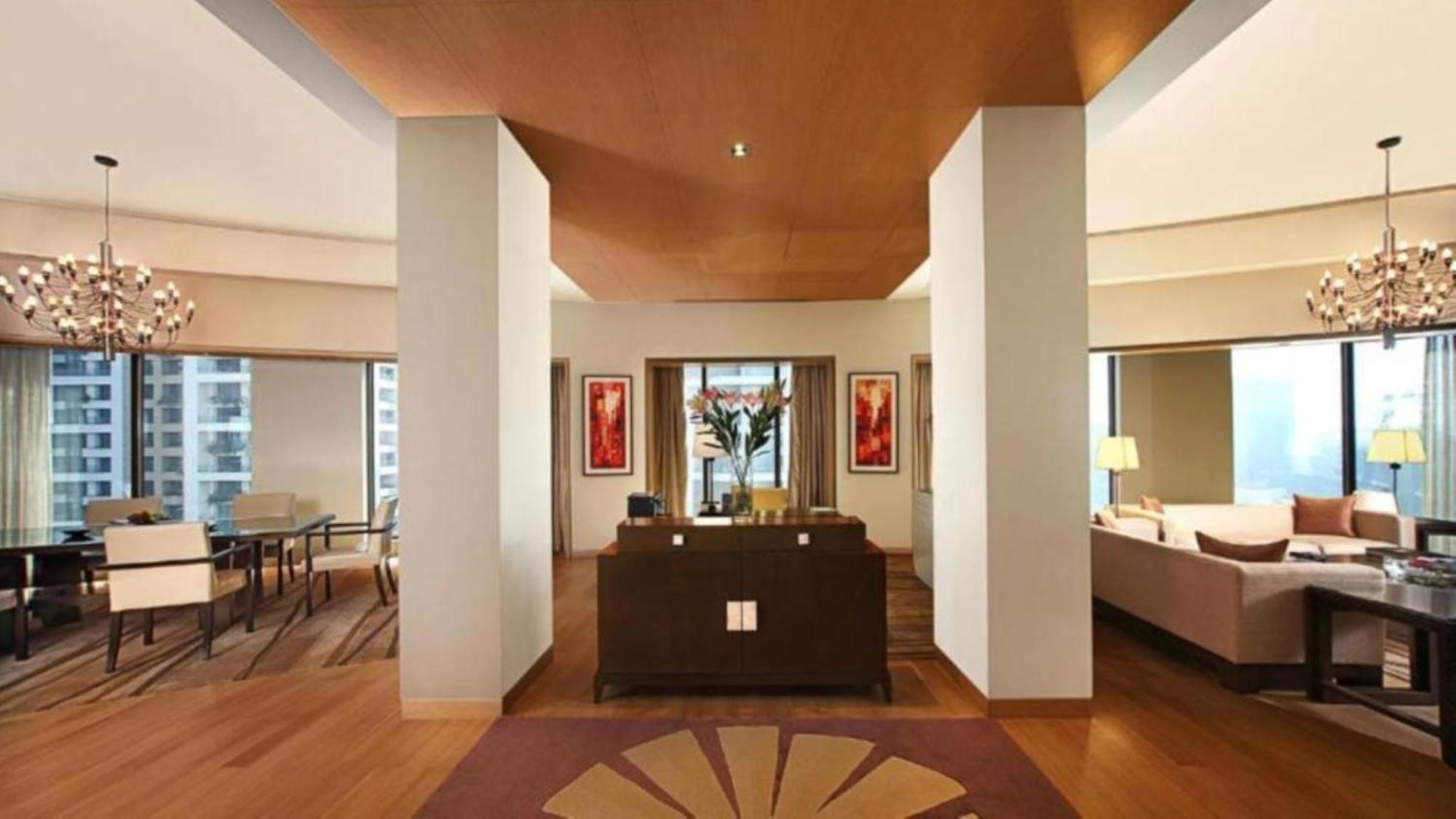 Seven Near Delhi Airport Hotel 4*