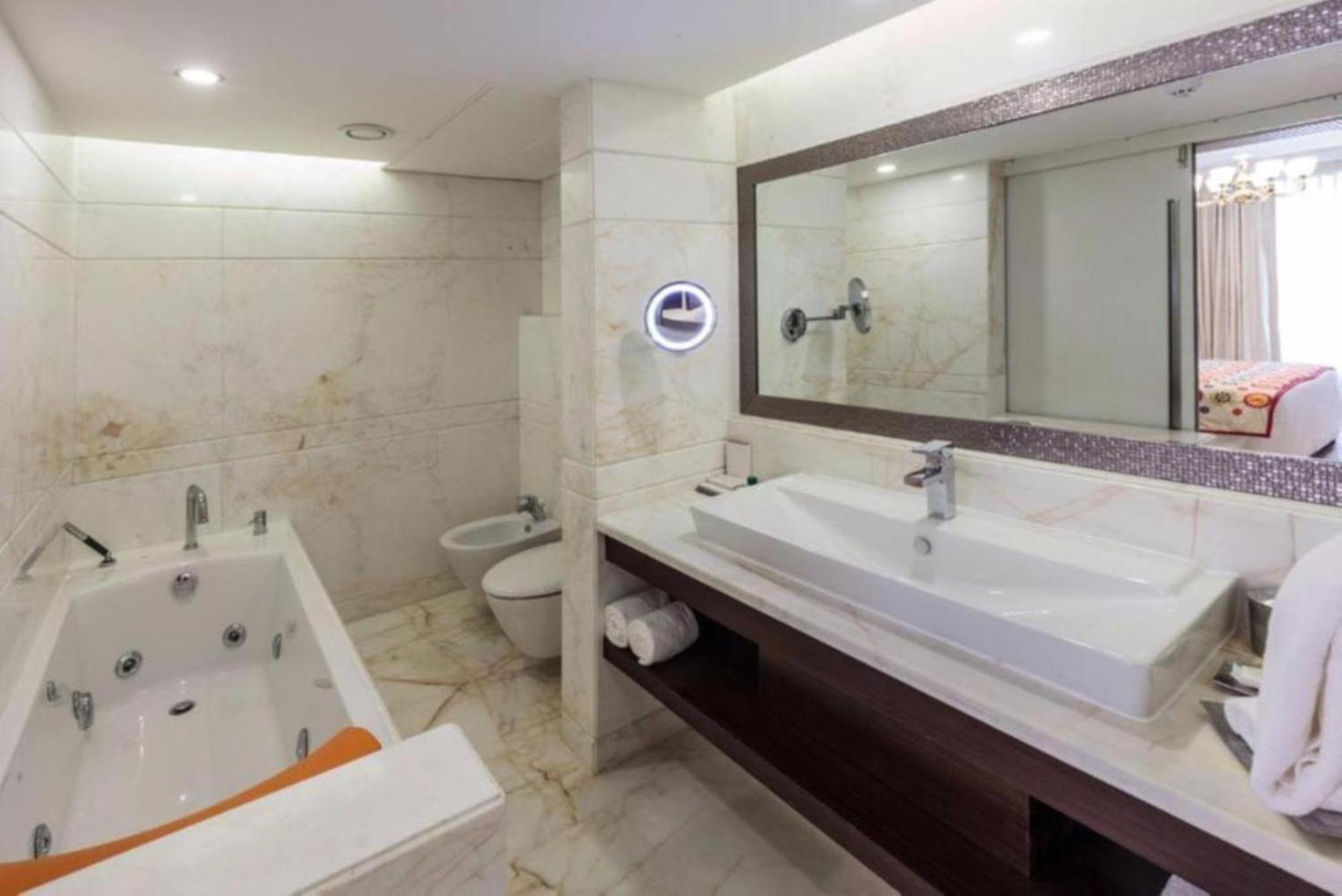 Hotel Seven Near Delhi Airport